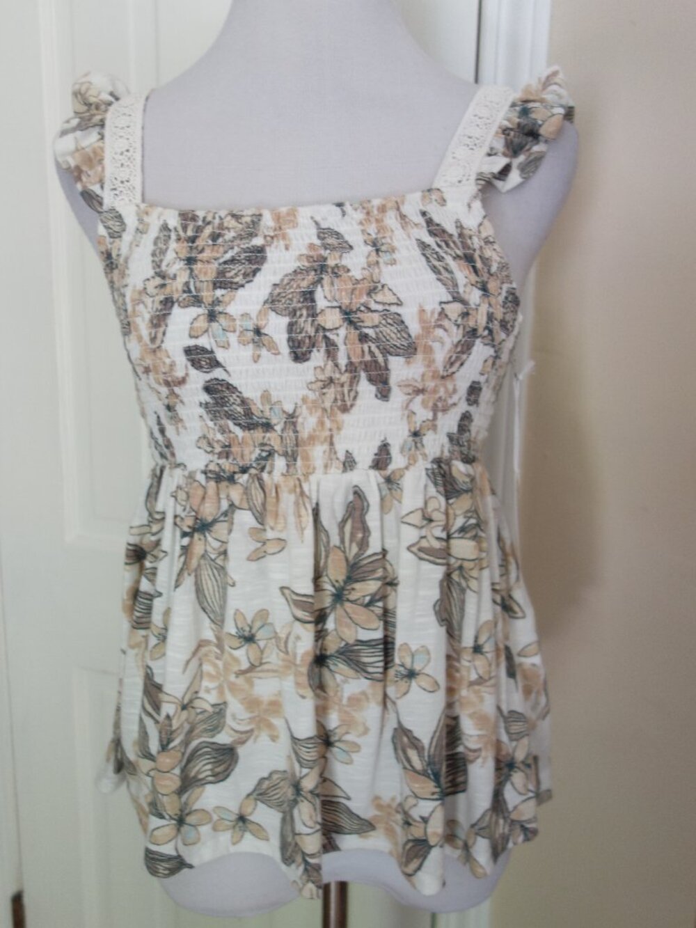 NWT COCO + JAIMESON Ruffle Crochet Shoulder Strap Smocked Baby Doll Floral Top L